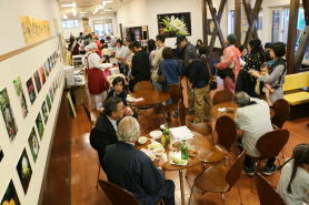 込み合うおいらせ物産館